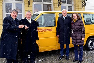 Monsignore Georg Austen überreicht den Schlüssel des BONI-Busses an Bischof Edvards Pavlovskis. Mit auf dem Foto: Der Präsident des Bonifatiuswerkes, Heinz Paus, und Inga Parsova, die den Bischof auf der Reise von Jelgava nach München und wieder zurück begleitet. Foto: Patrick Kleibold