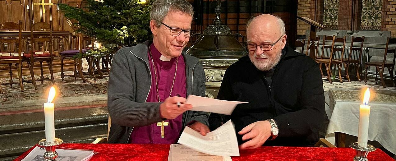 v.l. Bischof Andreas Holmberg (Diözese Stockholm) und Kardinal Anders Arborelius (Bischof der Diözese Stockholm) bei der Unterschrift des Kaufvertrages. (Foto: Stockholms Katolska Stift)