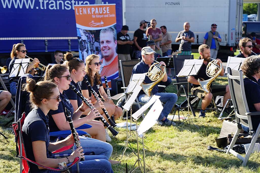 	Während des Sommerfestes auf dem Rastplatz wird ein Konzert für die Fernfahrer gespielt. Foto: Betriebsseelsorge Bodensee-Hohenzollern, Erzdiözese Freiburg