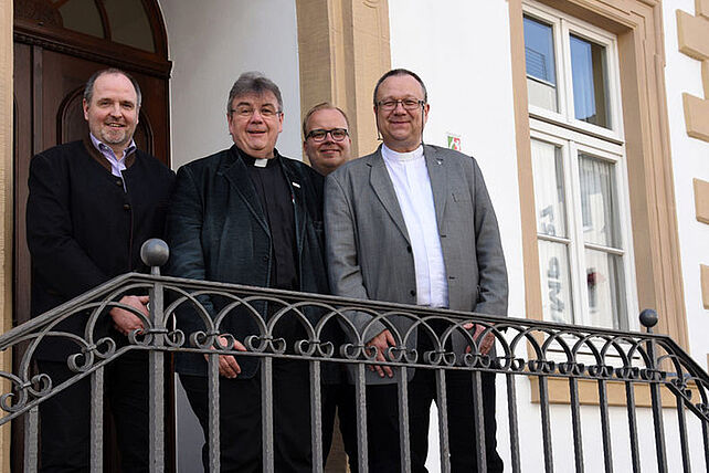 Matthias Micheel, Monsignore Georg Austen und Julian Heese vom Bonifatiuswerk begrüßen den Generalsekretär des Martin-Luther-Bundes (Zentralstelle), Pfarrer Michael Hübner, in Paderborn (v.l.) Foto: Theresa Meier