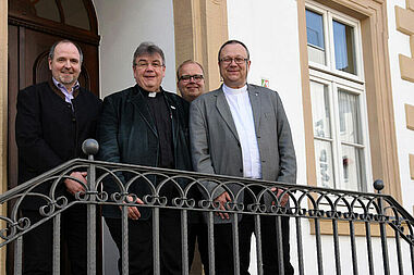 Matthias Micheel, Monsignore Georg Austen und Julian Heese vom Bonifatiuswerk begrüßen den Generalsekretär des Martin-Luther-Bundes (Zentralstelle), Pfarrer Michael Hübner, in Paderborn (v.l.) Foto: Theresa Meier