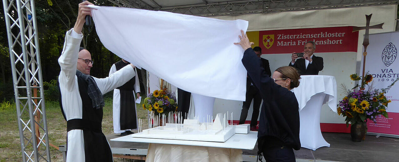 Subprior Pater Kilian Müller und Architektin Tatiana Bilbao enthüllen gemeinsam das Klostermodell. (Foto: Zisterzienserpriorat Neuzelle)