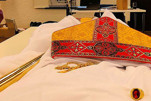 Mitra, Stab, Ring und Albe: Fester Bestandteil des Nikolauskostüms. Foto: Julian Heese