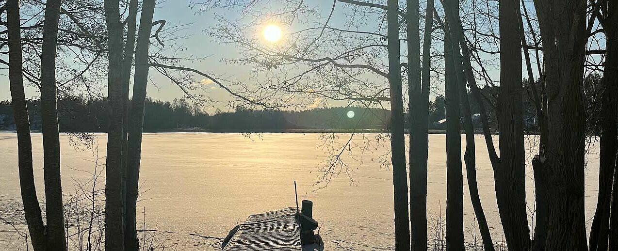 Der Trehörningen See vor Marielund ist bedeckt mit Schnee. (Foto: Alena Lorenz)