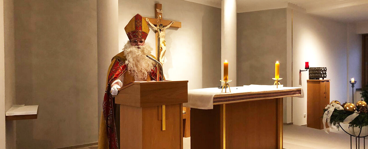 Digital übertragen: Bischof Nikolaus spricht aus der Krankenhauskapelle zu den Kindern. (Foto: Bettina Jung)