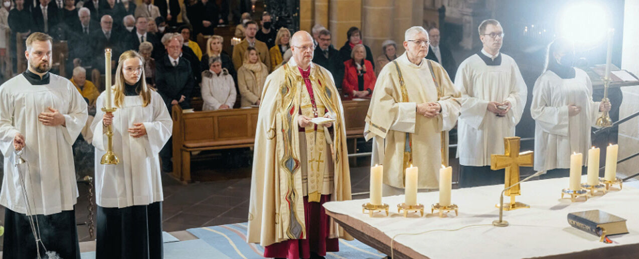 Zahlreiche Menschen feierten die Vesper zur Verabschiedung von Prälat Alfons Hardt als Generalvikar im Hohen Dom mit. Foto: Besim Mazhiqi/Erzbistum Paderborn