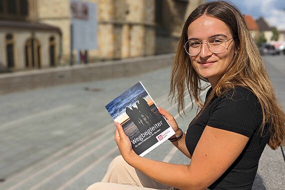 Nele Vogt freut sich auf ihr Praktikum in Lettland - mit dabei sein wird der neue Wegbegleiter mit Impulsen und Platz für eigene Gedanken. (Foto: Theresa Meier)