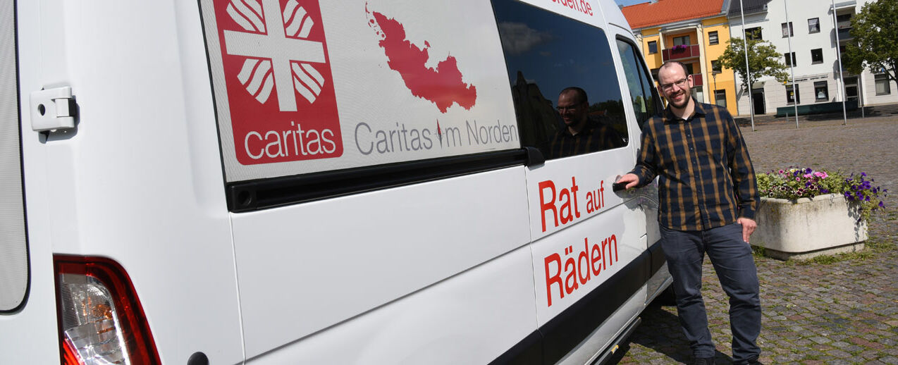 Mit diesem Bus bringt die Caritas Rat und Hilfe im Pastoralen Raum Friedland, Stavenhagen, Neubrandenburg genau dorthin, wo sie benötigt werden. (Foto: T. Meier)