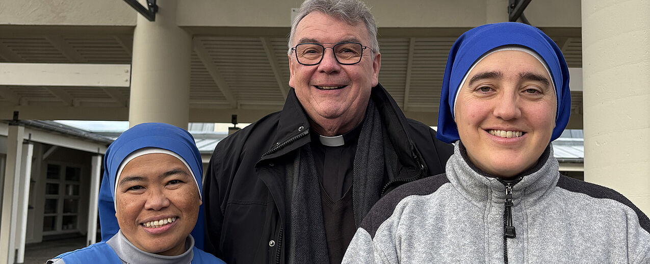Prägende Begegnungen: Bonifatiuswerk-Generalsekretär Monsignore Georg Austen mit den "Blauen Schwestern" im isländischen Hafnarfjördur. (Foto: privat)