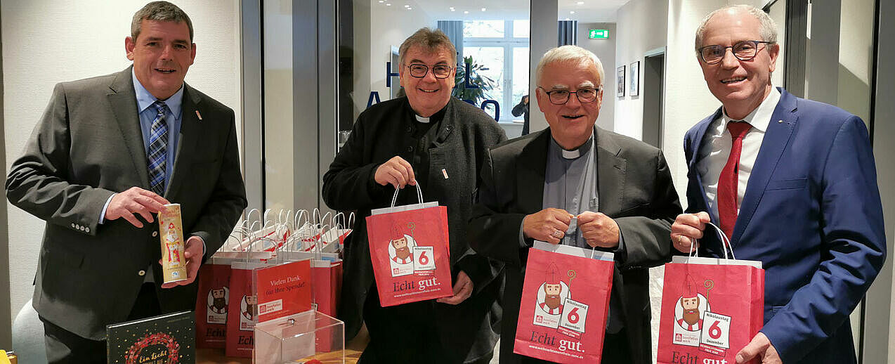 Bonifatiuswerk-Geschäftsführer Ingo Imenkämper, Bonifatiuswerk-Generalsekretär Msgr. Georg Austen, der Berliner Erzbischof Dr. Heiner Koch und Bonifatiuswerk-Präsident Manfred Müller freuen sich auf viele Orte guter Taten zum Nikolaustag. (Foto: Matthias Band)