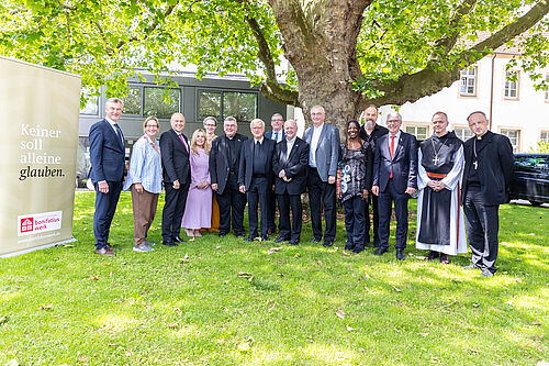 Haben gemeinsam den Bonifatiustag und das 40. Priesterweihejubiläum von Msgr. Austen begangen (von links): Robert Siemensmeyer (stellvertretender Bürgermeister der Stadt Paderborn), WDR-Moderatorin Yvonne Willicks, Landrat Christoph Rüther, Sängerin Maite Kelly, Caroline Freifrau von Ketteler (Vizepräsidentin des Bonifatiusrates), Bonifatiuswerk-Generalskeretär Msgr. Georg Austen, der Berliner Erzbischof Dr. Heiner Koch, Bonifatiuswerk-Geschäftsführer Ingo Imenkämper, Generalvikar Pascal René Lung (Bistum Stockholm), Generalvikar Prälat Thomas Dornseifer, Gesangs-Duo Judy Bailey und Patrick Depuhl, Bonifatiuswerk-Präsident Manfred Müller, Bischof Erik Varden (Bischof von Trondheim und Vorsitzender der Nordischen Bischofskonferenz), Bischof Viktors Stulpins (Bischof von Liepāja). Foto: Hartmut Salzmann