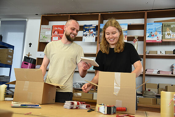 Gemeinsam mit Sebastian Müller hat Antonia Tervaportti viele Pakete im Versand des Bonifatiuswerkes gepackt. (Foto: Theresa Meier)