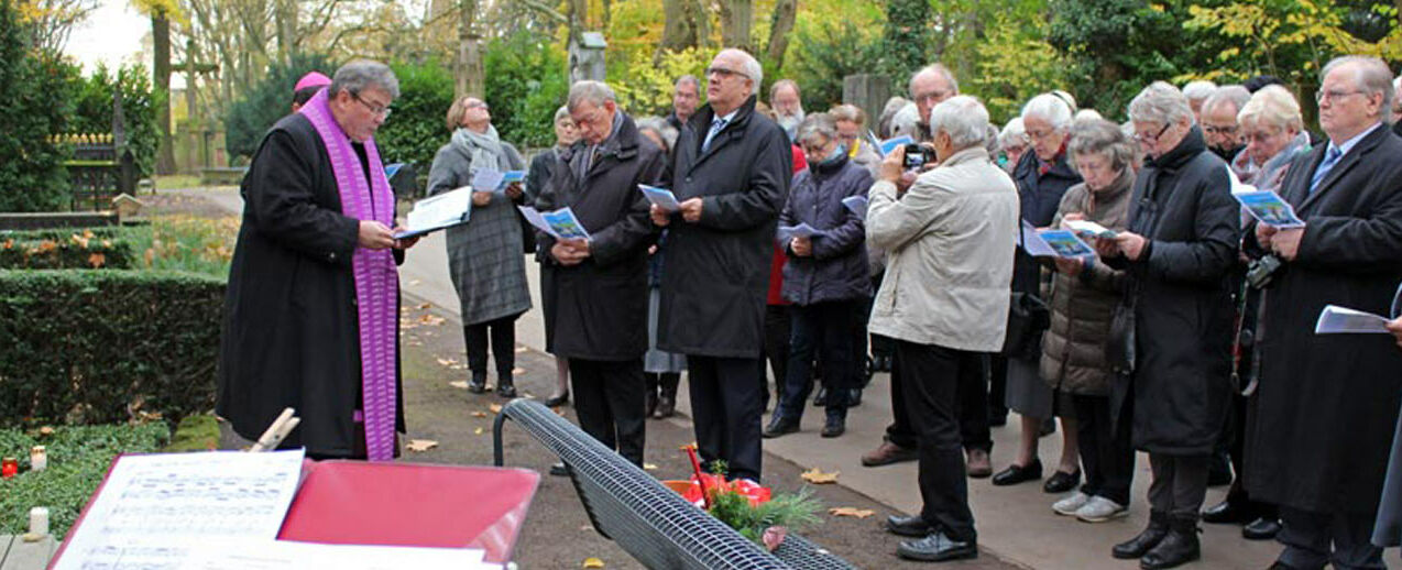 Ungefähr 70 Besucher kamen zur Gedenkveranstaltung für Jón „Nonni“ Svensson auf den Melatenfriedhof in Köln. Foto: Theresa Meier