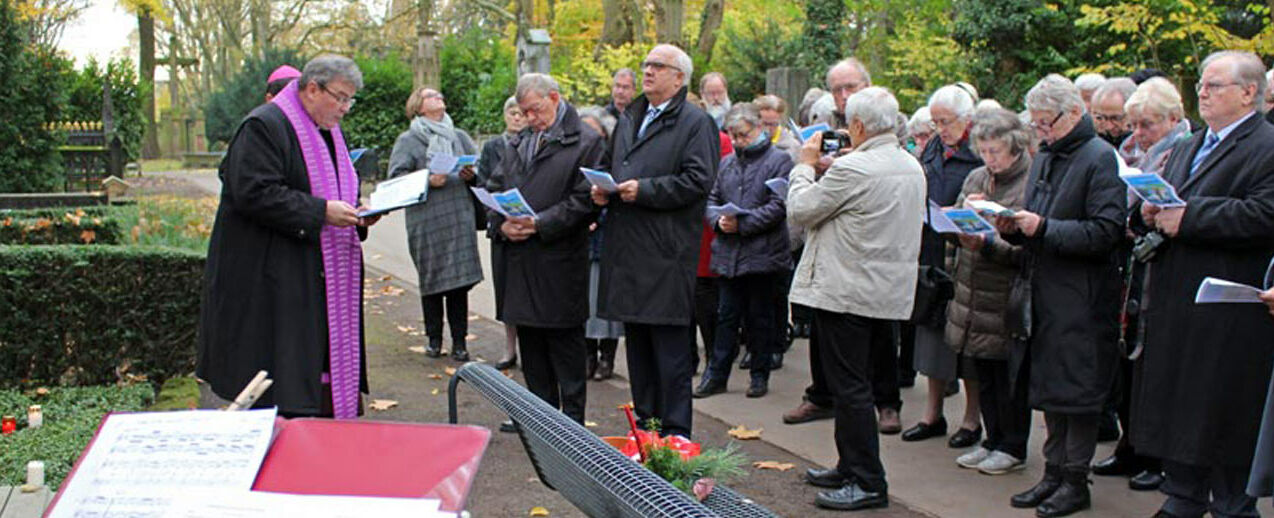 Ungefähr 70 Besucher kamen zur Gedenkveranstaltung für Jón „Nonni“ Svensson auf den Melatenfriedhof in Köln. Foto: Theresa Meier