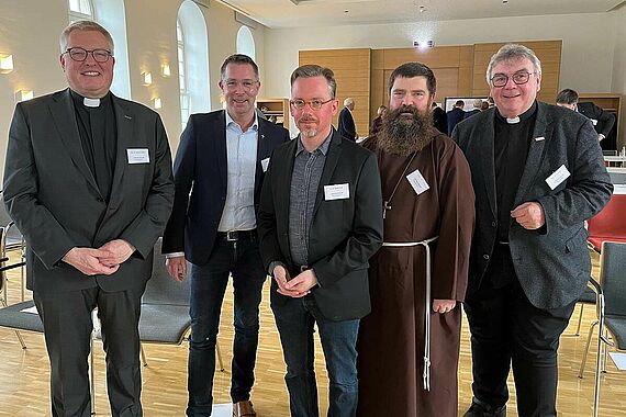 Die Veranstalter und wissenschaftlichen Begleiter von „Kirche ohne Illusionen“ (von links): Diözesanadministrator Monsignore Dr. Michael Bredeck, Prof. Dr. Jan Loffeld, Dr. Dr. Florian Baab, Bischof David Tencer (Island) und Monsignore Georg Austen (Generalsekretär des Bonifatiuswerkes). Foto: Bonifatiuswerk/Marius Thöne