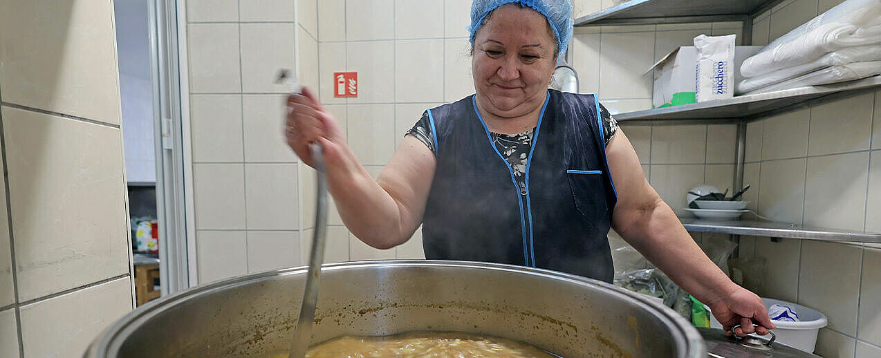 Die Köchin Svetlana Malberga kocht dreimal in der Woche 50 Liter Suppe. (Foto: Markus Nowak)
