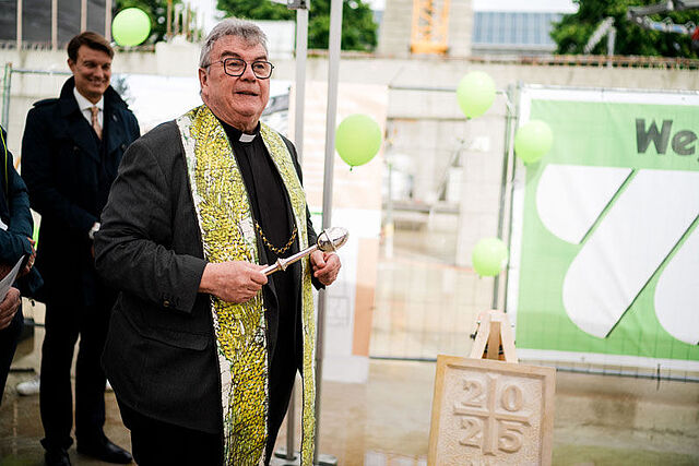 Bonifatiuswerk-Generalsekretär Georg Austen segnete den Grundstein. Foto: André Heinermann