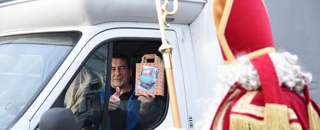 Truck drivers receive their suprise. (Foto: Theresa Meier)