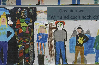 Bilder aus der Ausstellung der Geschwistergruppe der Caritas Berlin zum Thema "Wir sind auch noch da"