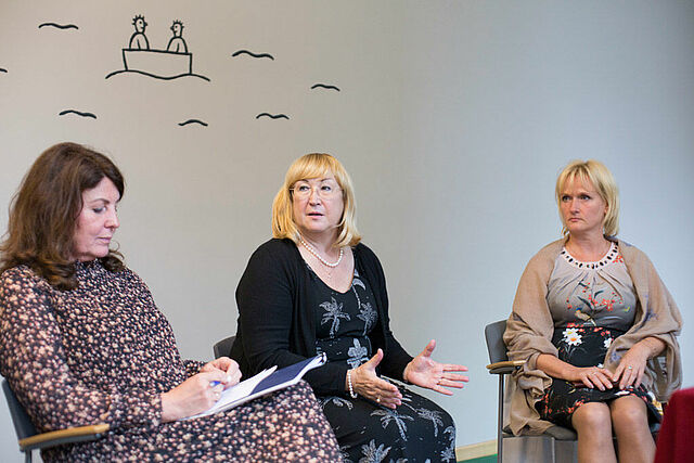 Die Zentrumsleiterin Inga Elme, Caritis-Vorsitzende Inese Švekle und die Mutter Sandra Kalncenava bei einer Gesprächsrunde von Eltern mit Kindern mit Behinderung im Terēzes māja (Foto: Arina Solntzeff)