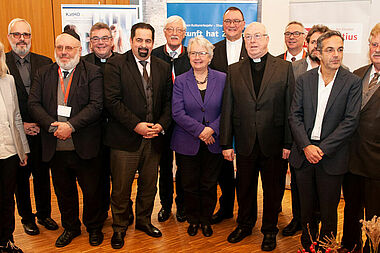 Pressefoto: Reden über die Rolle der Religionen in Europa: (v.l.) Prof. Dr. Claudia Nothelle (Moderation), Professor Dr. Kai Gallus Sander (KatHo), Rabbiner Dr. Walter Rothschild, Monsignore Georg Austen, Aimann A. Mayzek, Heinz Paus (Präsident Bonifatiuswerk), Annette Schavan, Bischof Dr. Martin Hein, Erzbischof Hans-Josef Becker, Professor Dr. Hans Hobelsberger (Rektor KatHo), Dr. Wolfram Eilenberger, Professor Dr. Navid Kermani, Elmar Brok (MdEP). Foto: Karl-Martin Flüter