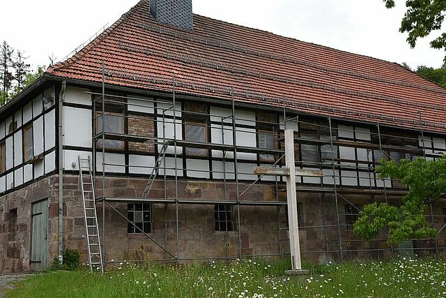 Die baufälligen Gebäude des alten Gutshofs sind stark sanierungsbedürftig. (Foto: M. Nowak)