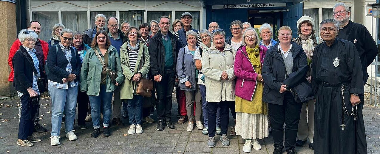 Die Teilnehmerinnen und Teilnehmer der Schwedenreise in Linköping beim Besuch der katholischen St.-Nikolai-Kirche. (Foto: Katrin Keller)