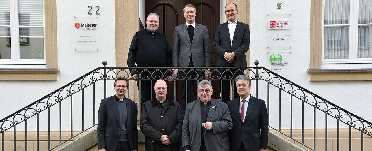 Das Diaspora-Kommissariat tagte in Paderborn. Hinten von links nach rechts: Dechant Carsten Menges, Dekanat Lüneburg, Pfarrer Dr. Michael Müller, Pfarrei Hünfeld, Generalvikar Ulrich Beckwermert, Bistum Osnabrück; Vorne von links nach rechts: Domkapitular Thomas Renze, Bistum Fulda, Domdechant Alfons Hardt, Erzbistum Paderborn, Monsignore Georg Austen, Generalsekretär des Bonifatiuswerkes, Dr. Markus Ingenlath, Renovabis-Geschäftsführer. (Foto: Pia Wittek)