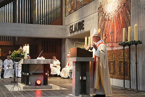 Der Paderborner Erzbischof Dr. Udo Markus Bentz während des Gottesdienstes in der Pfarrei St. Dionysius in Herne. Foto: Theresa Meier