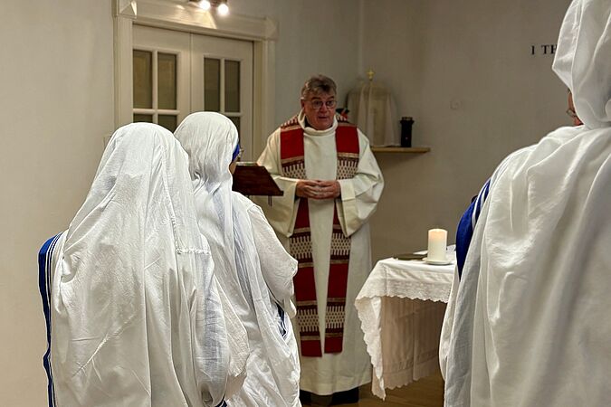 Msgr. Georg Austen feiert eine Messe mit den Mutter-Teresa-Schwestern in Reykjavik. (Foto: privat)