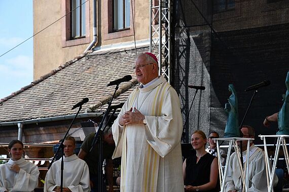 Bischof Heinrich Timmerevers bei seiner Ansprache an die Kinder. (Foto: M. Baudisch)