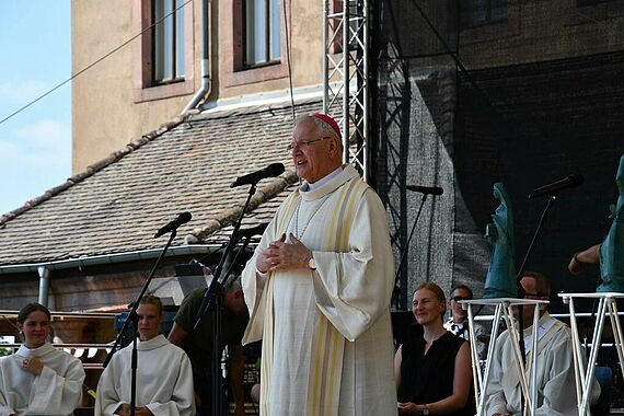 Bischof Heinrich Timmerevers bei seiner Ansprache an die Kinder. (Foto: M. Baudisch)