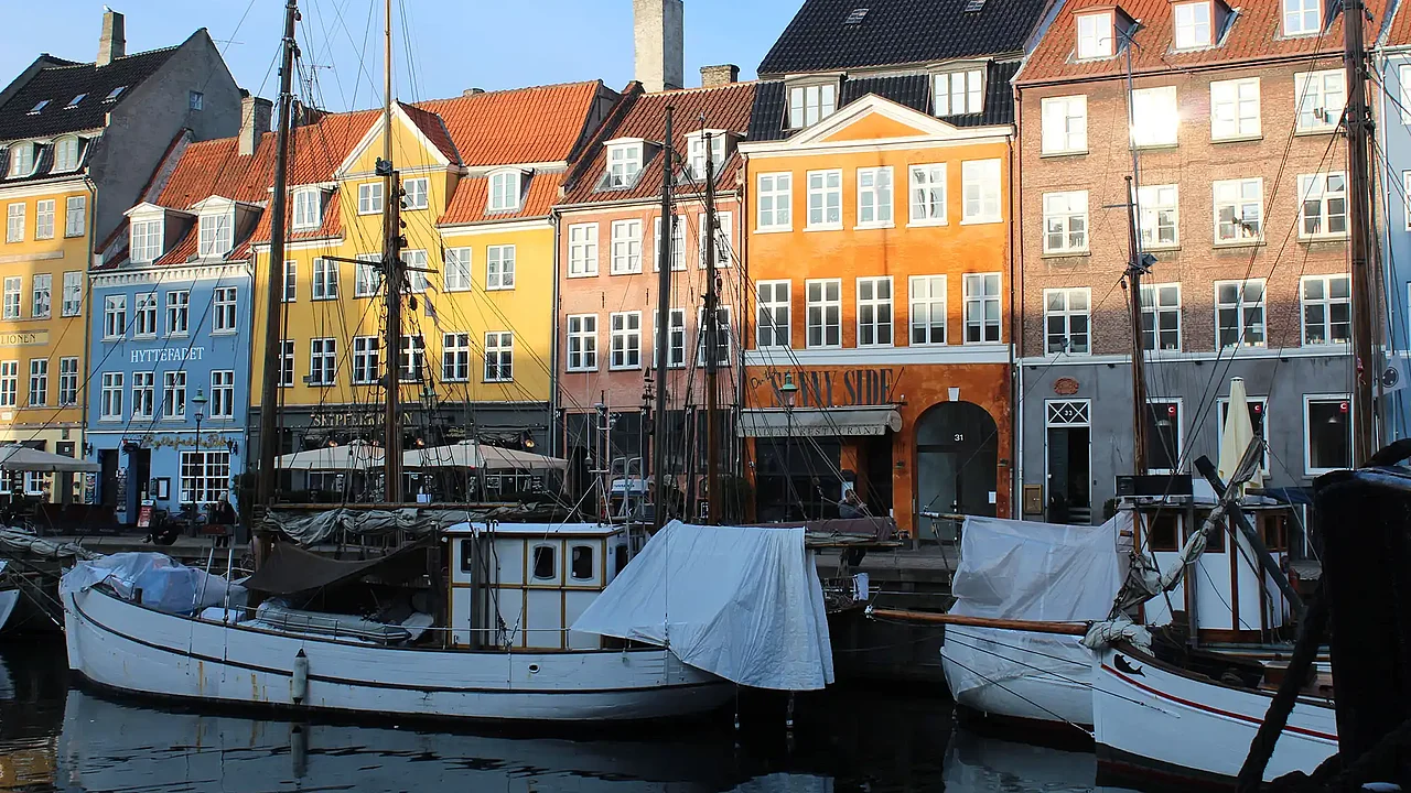 Bunte Häuser direkt am Fluss in Nyhavn in Kopenhagen, Dänemark (Foto: Immanuel K.)