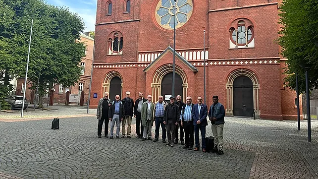 Die zehnköpfige Reisegruppe vor dem Dom in Hamburg: Von dort aus machten sich die Teilnehmer auf den Weg nach Schweden. Foto: privat