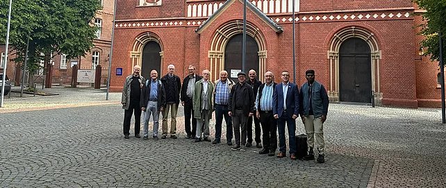 Die zehnköpfige Reisegruppe vor dem Dom in Hamburg: Von dort aus machten sich die Teilnehmer auf den Weg nach Schweden. Foto: privat