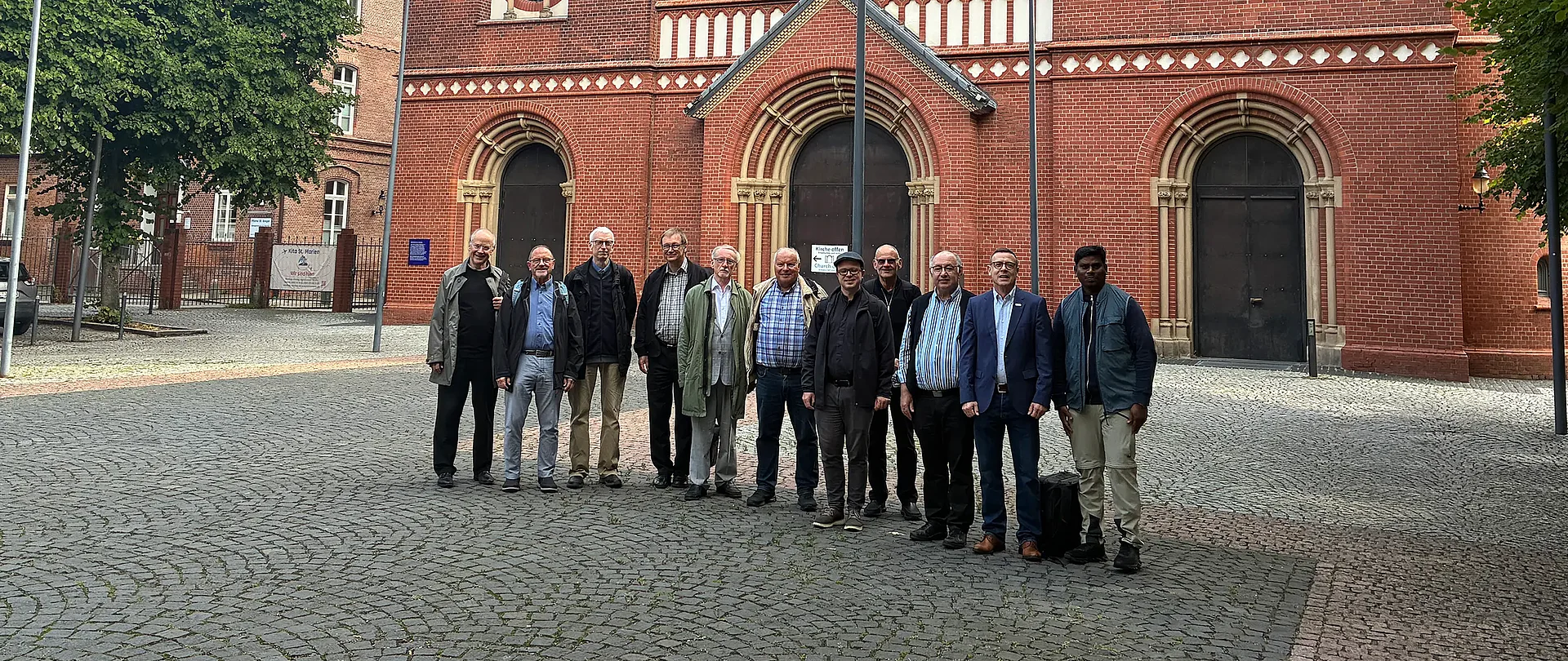 Die zehnköpfige Reisegruppe vor dem Dom in Hamburg: Von dort aus machten sich die Teilnehmer auf den Weg nach Schweden. Foto: privat