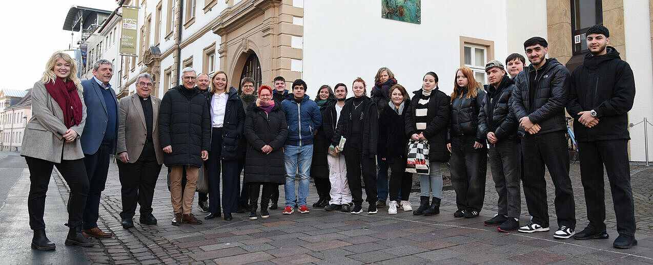 Elf Schülerinnen und Schüler der Manege-Schule Berlin freuen sich auf ihr Praktikum in Paderborn. Der Startschuss fiel heute im Bonifatiuswerk. Dort wurden die jungen Menschen und die Verantwortlichen der Betriebe von Bonifatiuswerk-Generalsekretär Msgr. Georg Austen (3. v. r.) und Bonifatiuswerk-Geschäftsführer Ingo Imenkämper (2. v. r.) begrüßt. (Foto: Theresa Meier)