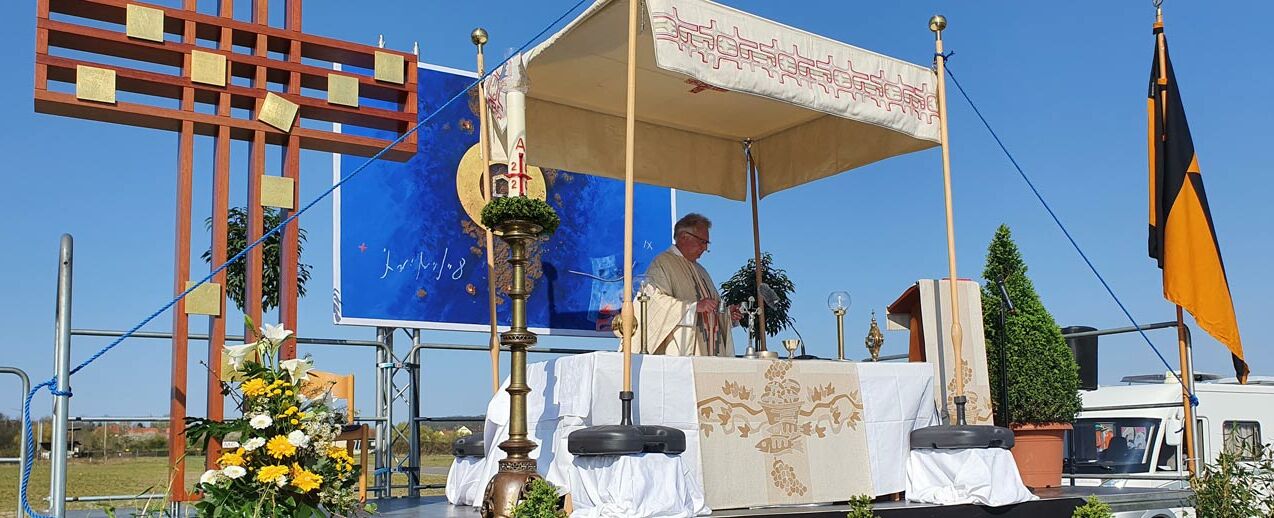 Die Altarbühne beim Ostergottesdienst. (Foto: Kolpingwerk Diözesanverband Hildesheim e.V.)