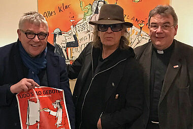 Monsignore Georg Austen (rechts), Udo Lindenberg und der Hamburger „Kiezpastor“ Karl Schultz danken den Spendern des Bonifatiuswerkes für ihre großzügige Unterstützung des Wohnhauses „Johanna“ in Hamburg.