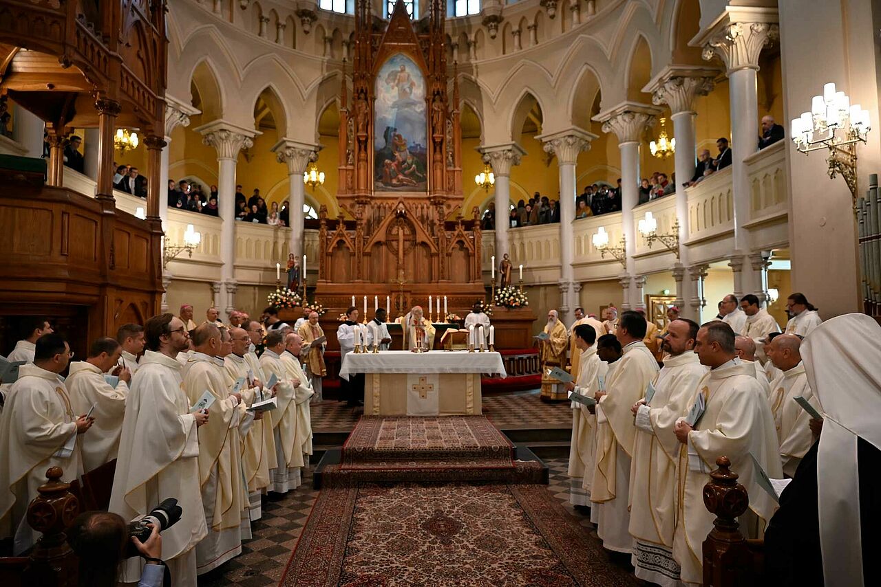 Blick in den Altarraum während des Gottesdienstes in der Johanniskirche. (Foto: Marko Tervaportti)