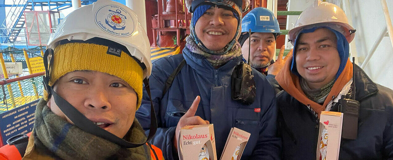 Der Nikolaus bringt Freude auf Giganten aus Stahl - hier durch Pater Ritchille Salinas svd., der Seeleuten auf einem 380 Meter langem Schiff einen süßen Schoko-Nikolaus vorbeibrachte. (Foto: Pater Ritchille Salinas svd.)