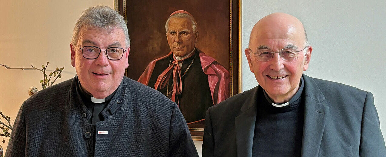 Bonifatiuswerk-Generalsekretär Monsignore Georg Austen und Münsters Bischof Dr. Felix Genn vor einem Gemälde Clemens August Kardinal von Galen. (Foto: Bistum Münster)