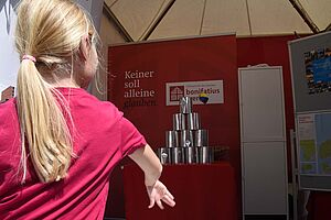 Das Dosenwerfen erfreute sich großer Beliebtheit bei den kleinen Gästen des Libori-Festes. (Foto: Theresa Meier)