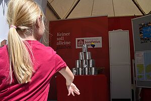 Das Dosenwerfen erfreute sich großer Beliebtheit bei den kleinen Gästen des Libori-Festes. (Foto: Theresa Meier)
