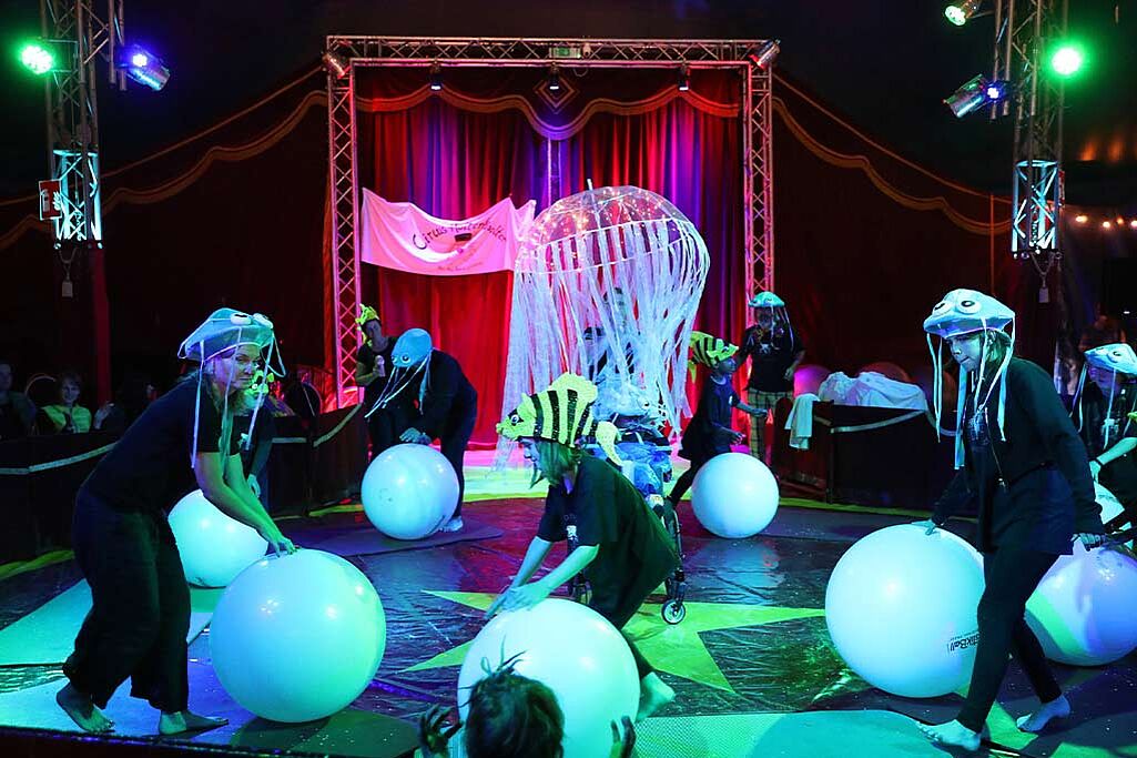 	Beschreibung	Dateigröße	Download 	Zirkusaufführung im Himmelszelt in Wolfsburg. Foto: Darius Simka