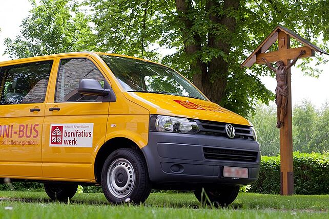 Seit 1949 steht der BONI-Bus bildlich für die solidarische Hilfe des Bonifatiuswerkes. Jährlich können bis zu 45 Fahrzeuge gefördert werden. (Foto: Bonifatiuswerk)