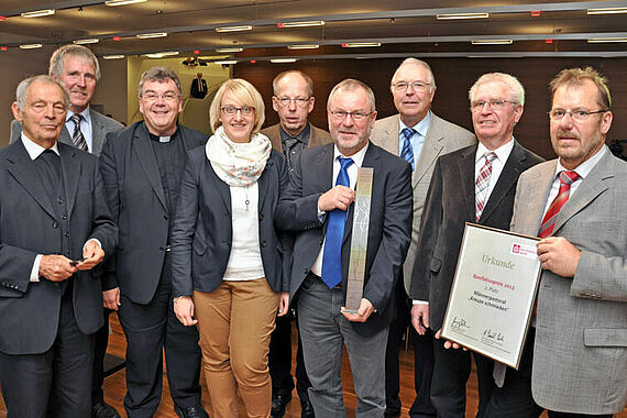 Während der Vergabe des Bonifatiuspreises in Stuttgart. Von links: Prälat Erich Läufer, Reinfried Dieckmännken, Msgr. Georg Austen, Gemeindereferentin Adelinde Tecklenborg, Hermann Stein, Ewald Hülsing, Hermann Beck, Willi Gösse und Werner Wolbers. Foto: Kleibold 