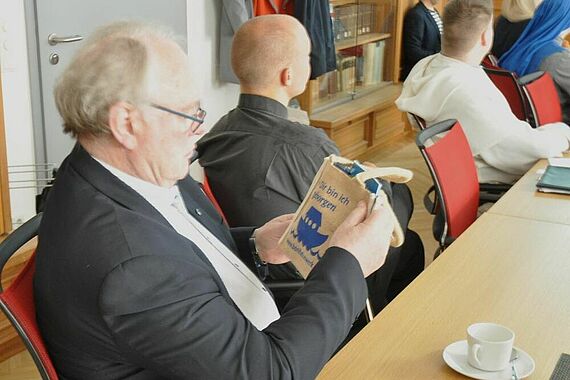 Gjermund Hoegh informiert sich über die Materialien des Bonifatiuswerkes. Foto: Sr. Theresita M. Müller