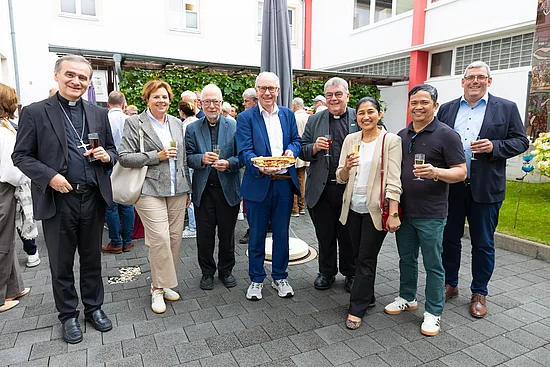 Bischof Philippe Jourdan (Tallinn/Estland), Christiane Voßhans-Schöningh (Rotary Paderborn Stadt und Land), Generalvikar Niels Engelbrecht (Kopenhagen), Bonifatiuswerk-Präsident Manfred Müller, Monsignore Georg Austen, Lara May C. Diaz, Nicador G. Diaz  (beide aus Nuuk/Grönland) und Bonifatiuswerk-Geschäftsführer Ingo Imenkämper (v.l.). Foto: Hartmut Salzmann