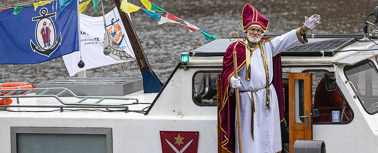 Der Nikolaus ist in Bremen mit dem Schiff angereist. (Foto: Katholischer Gemeindeverband in Bremen/Christof Haverkamp)